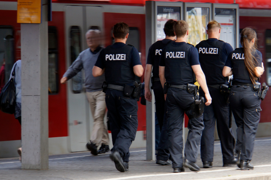 Die Polizei hat am Freitag einen Mann mit widersprüchlichen Ausweispapieren am Kölner Hauptbahnhof festgenommen. (Symbolbild)