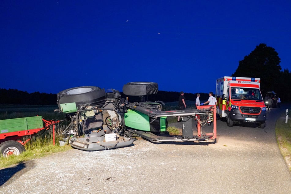 Ein Mann ist durch einen umgekippten Traktor verletzt worden. Ersthelfer reagierten sofort.
