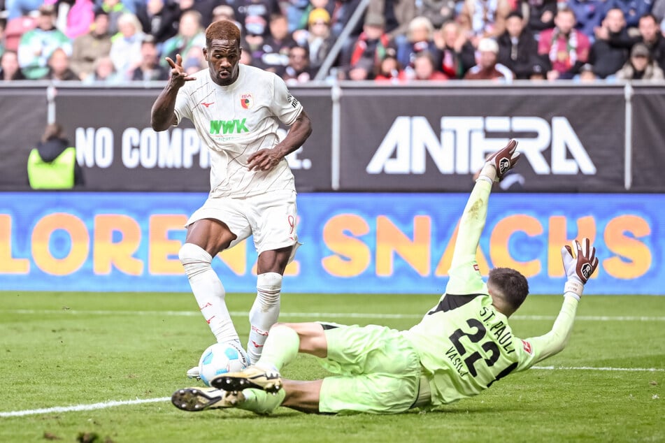 FCSP-Keeper Nikola Vasilj pariert vor der Pause stark gegen Samuel Essende.