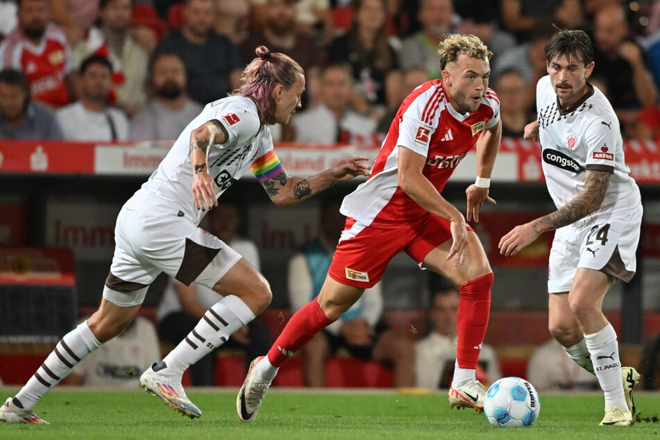 Der FC St. Pauli verlor das Hinspiel bei Union Berlin durch ein Tor von Benedict Hollerbach (M) mit 0:1.