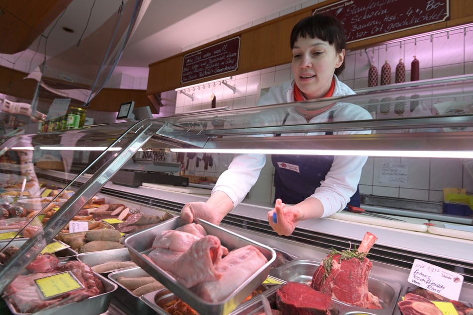 Trotz der anstrengenden Arbeit in Berlin zieht es die Chemnitzerin weiterhin hinter die Fleischertheke, wenn auch nur für wenige Stunden. (Archivbild)