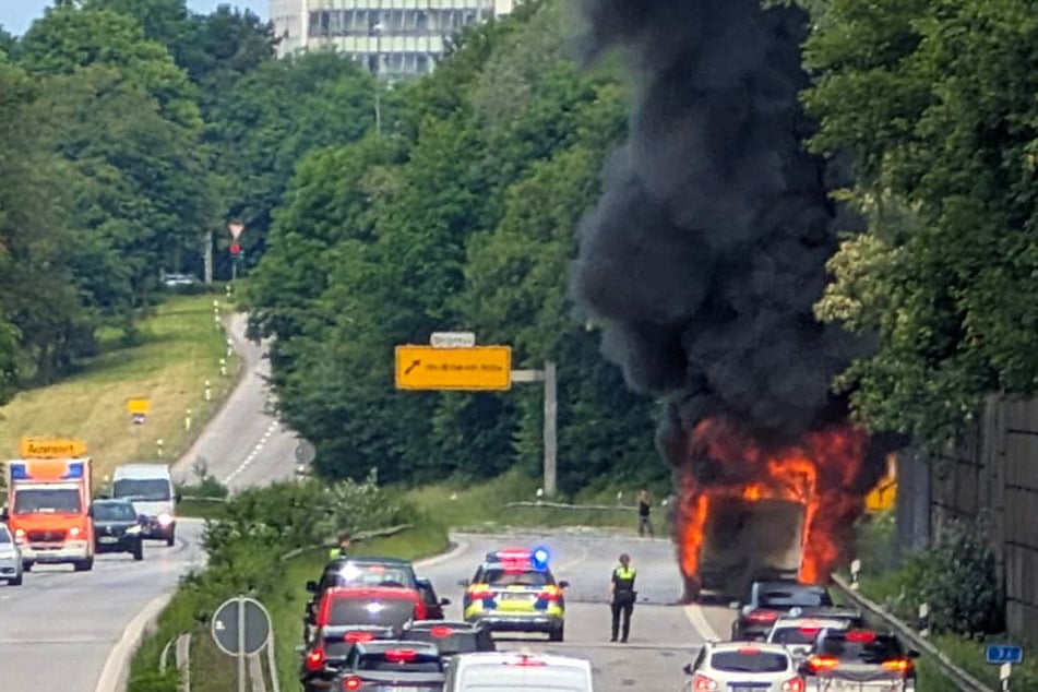 Hamburg: Transporter geht in Flammen auf: Hauptverkehrs-Ader in Hamburg gesperrt