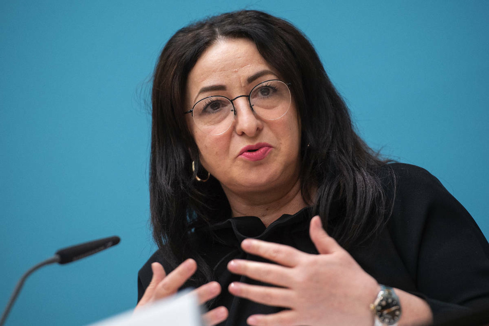 Berlins Gesundheitssenatorin Dilek Kalayci (54, SPD) sieht sich durch die Empfehlung von Corona-Impfungen für alle Kinder ab zwölf Jahren durch die Stiko bestätigt.