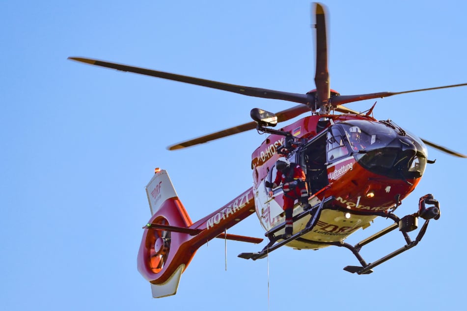 Ein Rettungshubschrauber brachte den Wanderer kurz nach dem Sturz in ein Krankenhaus. (Symbolbild)