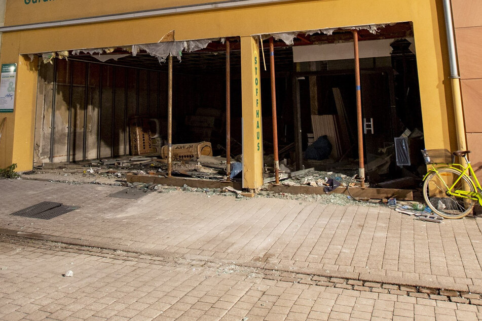 Fenster aus Geschäft gesprengt: Gewaltige Explosion mit mehreren Verletzten