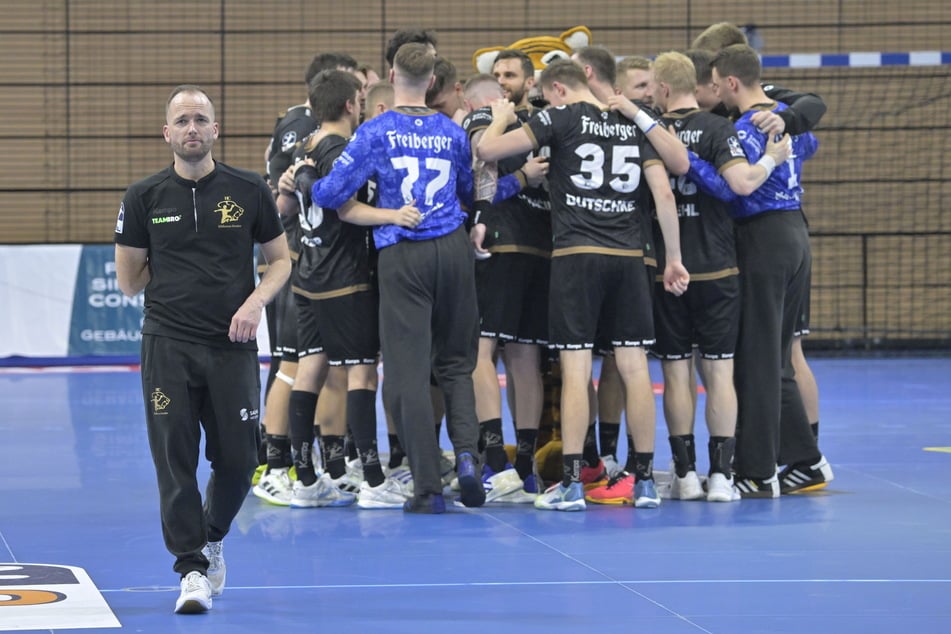 Komplett zufrieden war er mit der Hinrunde nicht: André Haber (38, l.) fordert mehr "Stabilität" von seiner Mannschaft.