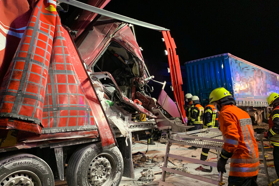 Drei Lastwagenfahrer wurden bei dem Unfall auf der A1 verletzt.