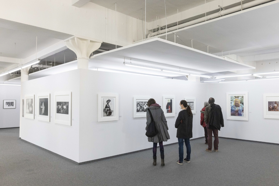 Besucher betrachten Bilder in der Ausstellung "Fotografin unter Musikern: Linda McCartney - The Sixties and more". Die Ehefrau des Beatles-Sängers zählt laut Veranstalter zu den wichtigsten Fotografen und Fotografinnen ihrer Zeit.