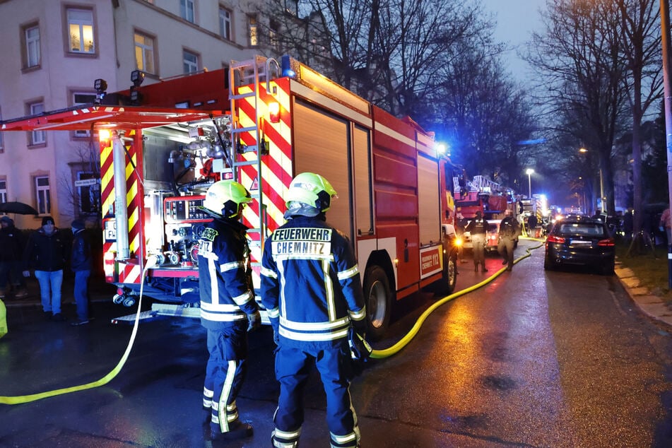 Chemnitz: Wohnungsbrand in Chemnitz: Weihnachtsmarkt erschwert Löscharbeiten