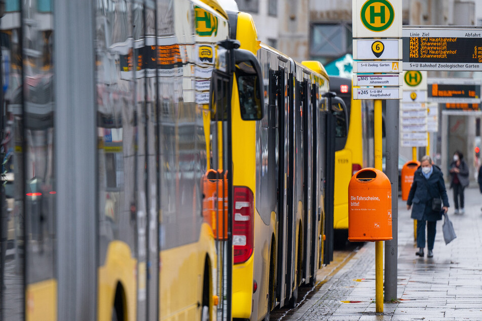 Berlin: Kind drückt immer wieder Halteknopf im Bus, dann eskaliert die Situation!
