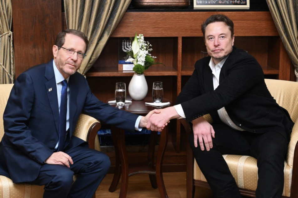Israeli President Isaac Herzog (l) told Elon Musk (r) on Monday that the tech mogul has "a huge role to play" in combatting antisemitism, which his social media platform is accused of spreading.