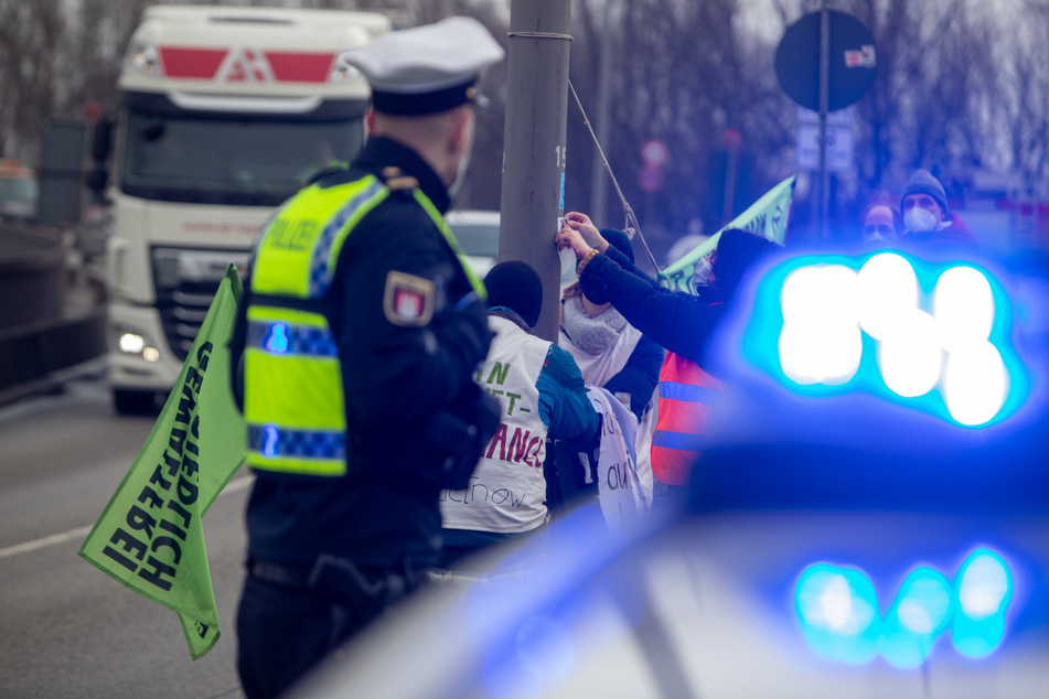 Die Polizei verhandelt mit den Umweltaktivisten auf der Köhlbrandbrücke.