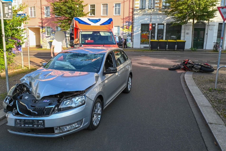 An der Ecke Lützner Straße und Cranachstraße in Lindenau ist es am Sonntagabend zu einem schweren Unfall gekommen.