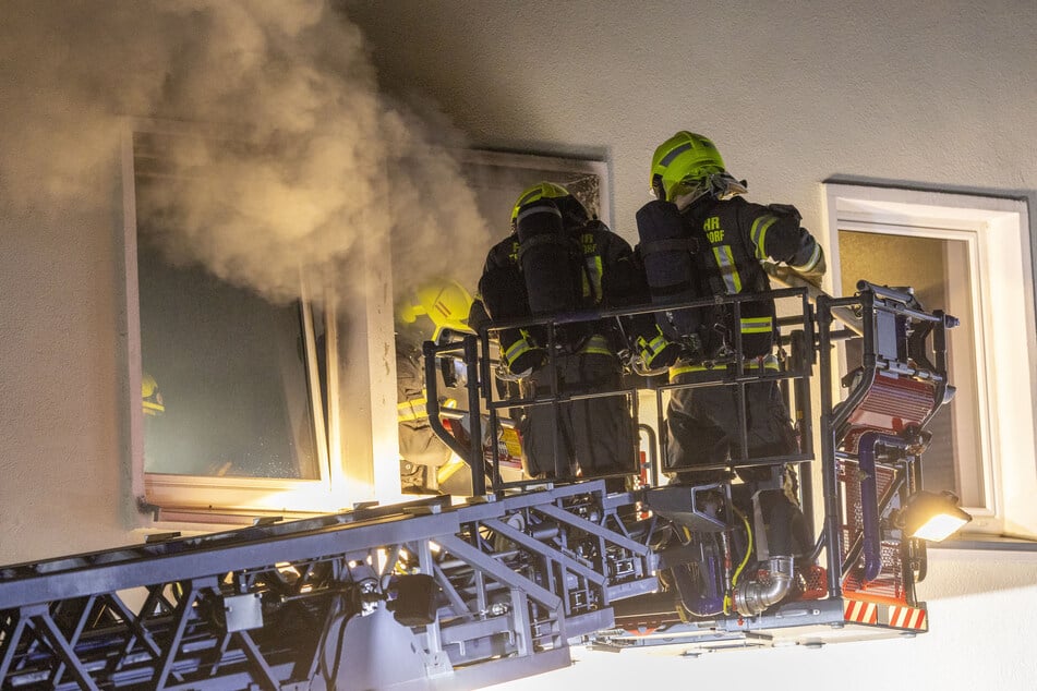 Dunkler Rauch schoss aus den Fenstern der Brandwohnung. Eine Drehleiter der Feuerwehr kam zum Einsatz.