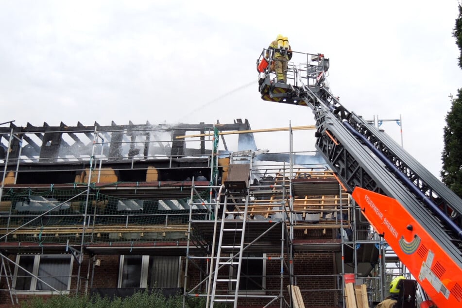 Die Feuerwehrleute waren stundenlang im Einsatz.