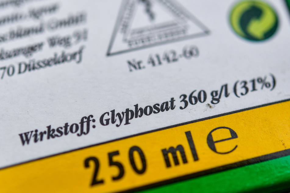 Bis 2033 wird der umstrittene Unkrautvernichter Glyphosat weiterhin in der EU zugelassen sein.