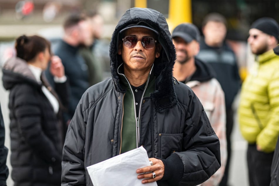 Xavier Naidoo hat einer Polizistin vor dem Kanzleramt eine Petition übergeben.