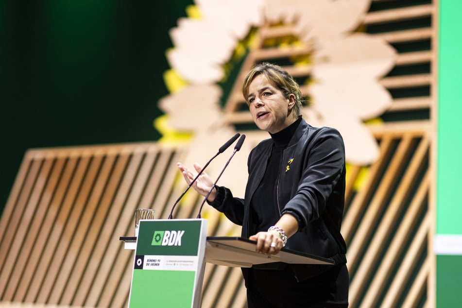 NRW-Wirtschaftsministerin Mona Neubaur (48, Grüne) plant, Unternehmensgründungen mit nur einem Antrag innerhalb von 24 Stunden möglich zu machen.