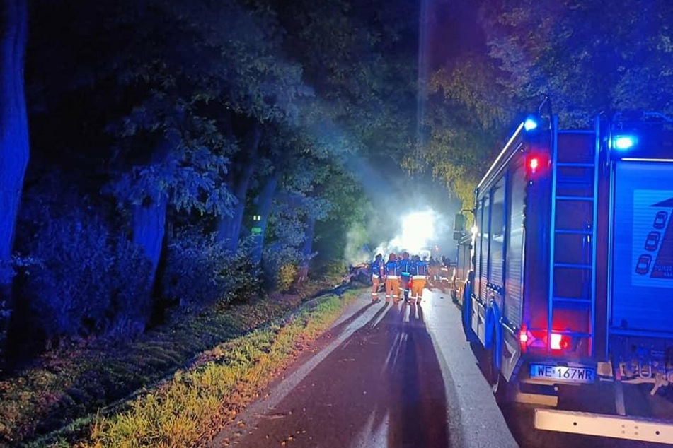 Alle zwischen 15 und 18 Jahren alt: Vier junge Menschen verbrennen bei Unfall im Auto