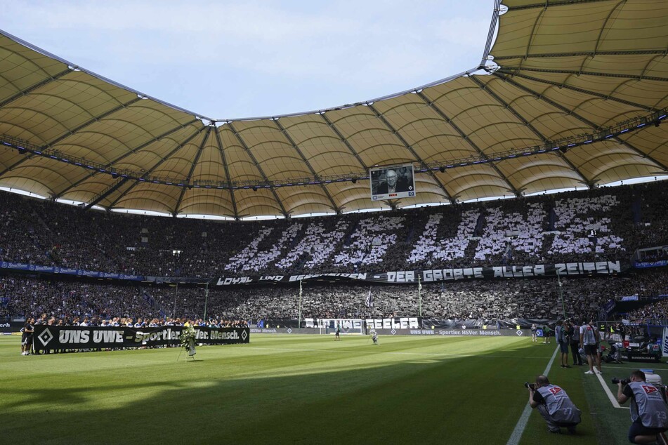 Mit einer gemeinsamen Choreo gedachten die Zuschauer beim Spiel des HSV gegen Hansa Rostock der verstorbenen Vereinslegende Uwe Seeler (†85).