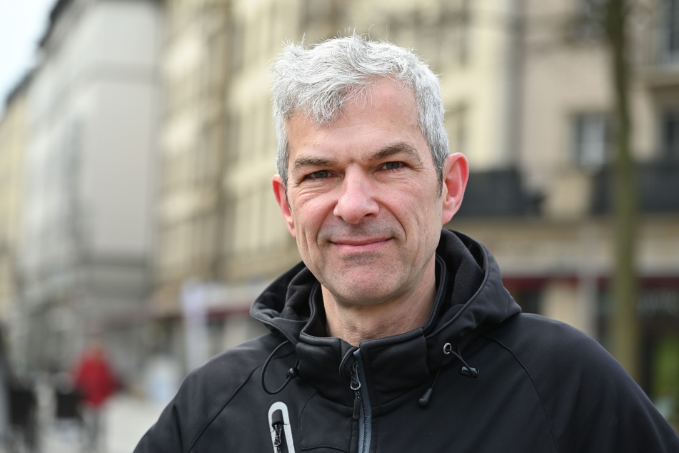 Grünen-Stadtrat Volkmar Zschocke (54) freut sich, dass mit dem neuen Markt-Baum das Stadtbild grüner wird.