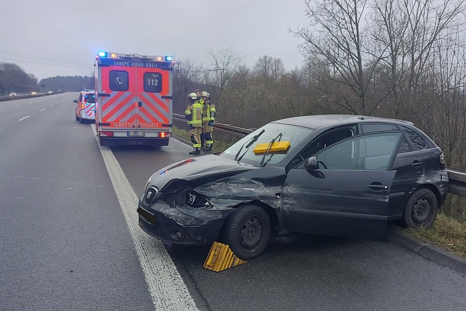 Unfall A1: Unfall auf A1 Richtung Köln: Autofahrerin kracht gegen Leitplanke