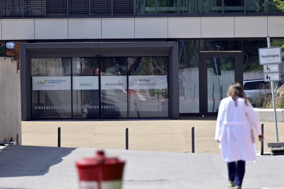 Eingangsbereich der RoMed Klinik in Wasserburg Am Inn: Nach Auffälligkeiten bei Geburten ermittelt die Staatsanwaltschaft Traunstein gegen eine ehemalige Chefärztin der gynäkologischen Abteilung. (Archiv)