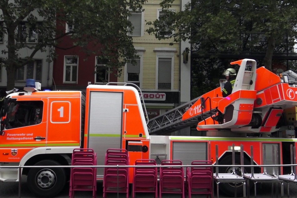 Ein Feuerwehrauto am Einsatzort in Bonn.