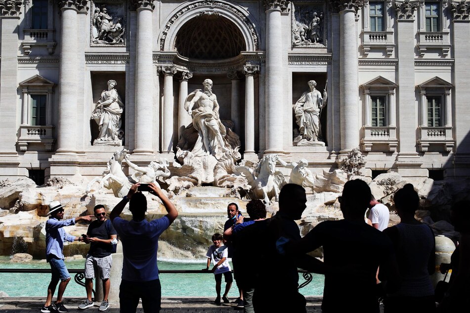 Rom: Touristen fotografieren den Trevi-Brunnen.