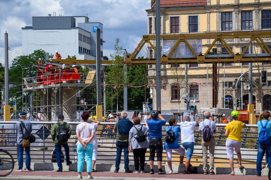 Passanten haben beim Einschub der Behelfsbrücke kurz nach 11 Uhr staunend zugeschaut.