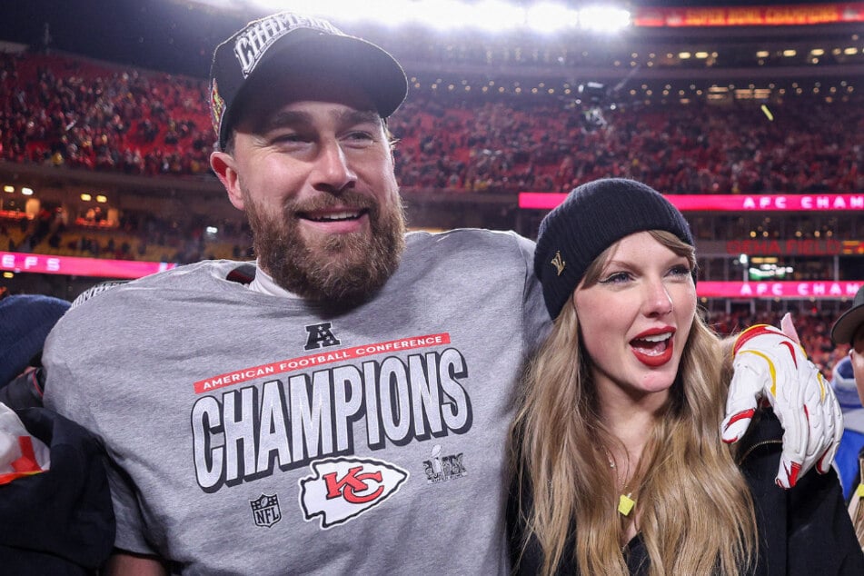 Taylor Swift (r.) and her boyfriend Travis Kelce (l.) celebrated on the field after the Kansas City Chiefs beat the Buffalo Bills at the AFC Championship game on Sunday night.