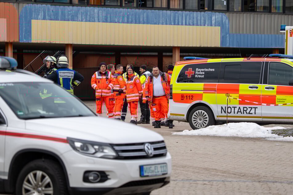 Ein Großaufgebot an Einsatzkräften versammelte sich vor der Schule.