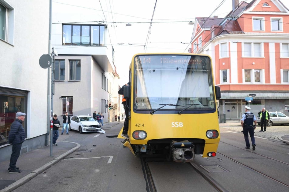 Am Freitag krachte ein Auto in eine Stuttgarter Stadtbahn.