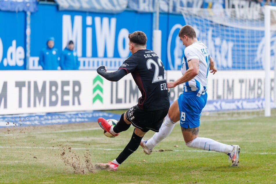 Ein Foto vom letzten Heimspiel der Rostocker gegen Köln. Da stiebte der Sand bei jedem Schritt auf. Von Rasen war nicht viel zu sehen.