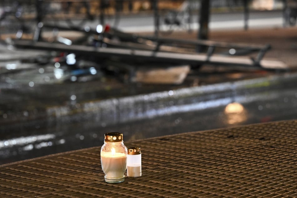 Es wurden Kerzen für die Unfallopfer aufgestellt.