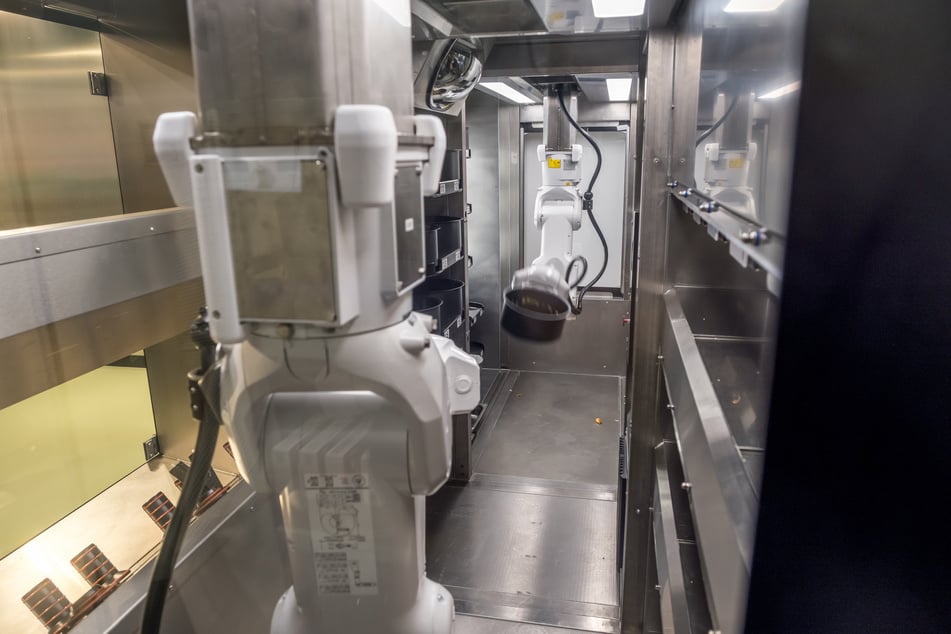 Ein Blick hinter die Kulissen: So sieht's hinter der Glasscheibe des Kochroboters aus.