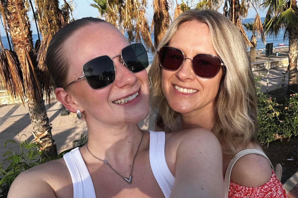 Lucys leibliche Mutter Jane Coates lebt in Großbritannien - sie pendelte immer zwischen dem Vereinigten Königreich und den USA.