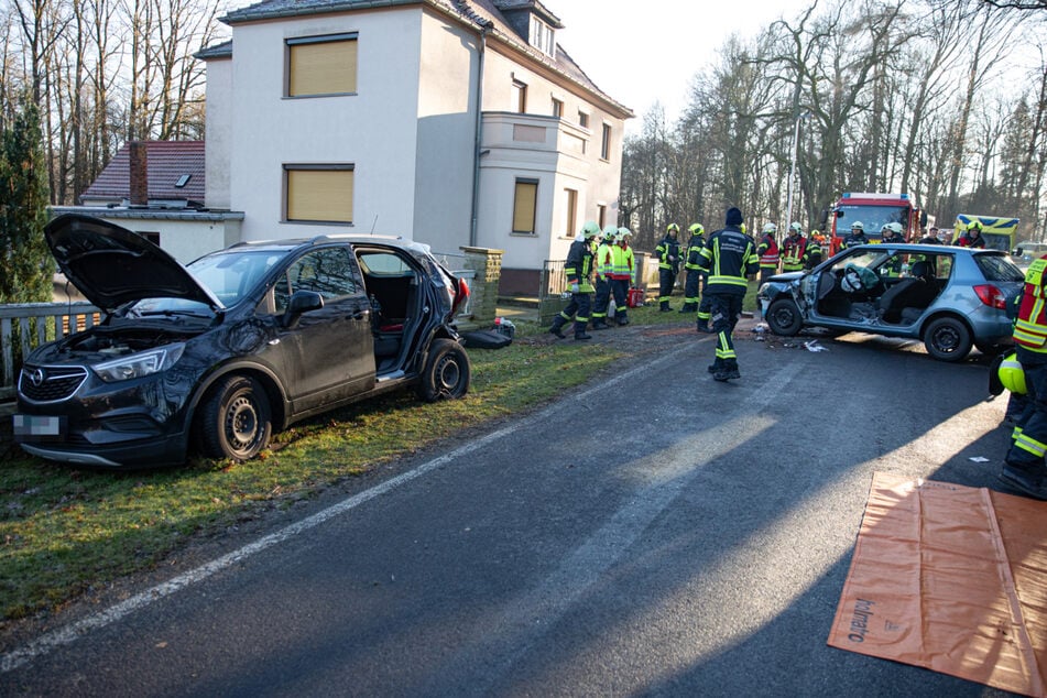 Einsatzkräfte am Unfallort der Rosenthaler Straße im Räckelwitzer Ortsteil Schmeckwitz.