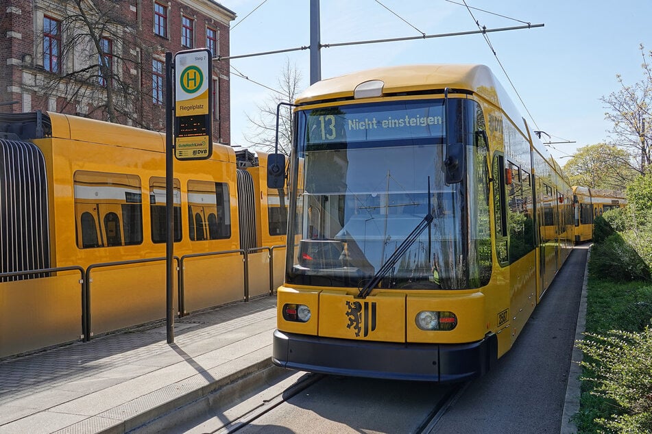 Gleich fünf Straßenbahnwagen ereilte dasselbe Schicksal. Durch das Gasleck auf der Sternstraße waren sie am Mittwoch "gefangen".