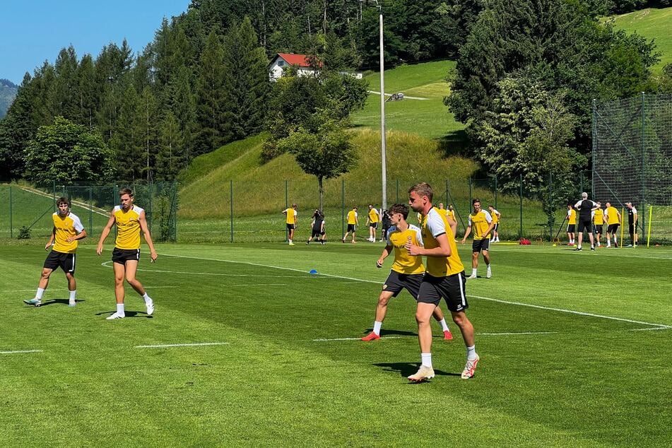 Die Dynamos schwitzen während der ersten Trainingseinheit des Tages.