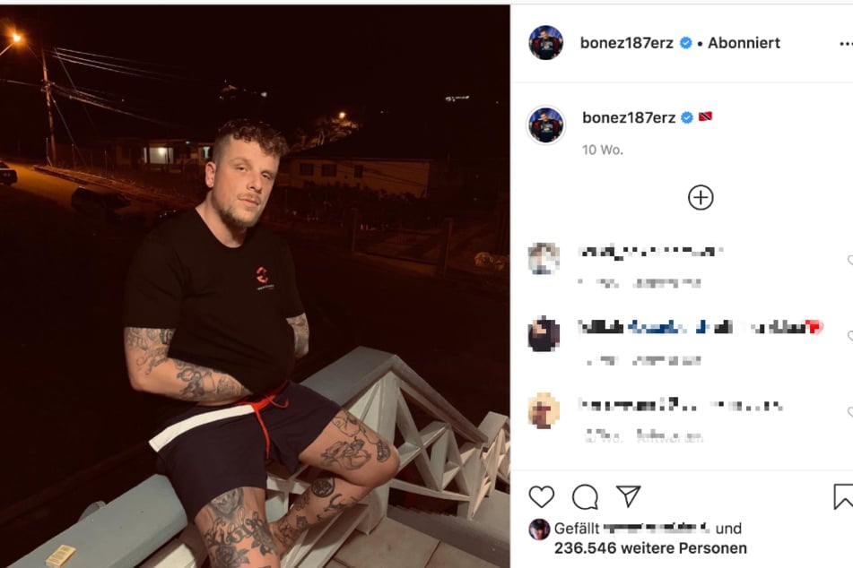 Bonez MC sitzt auf diesem Instagramfoto auf einem Treppengeländer.