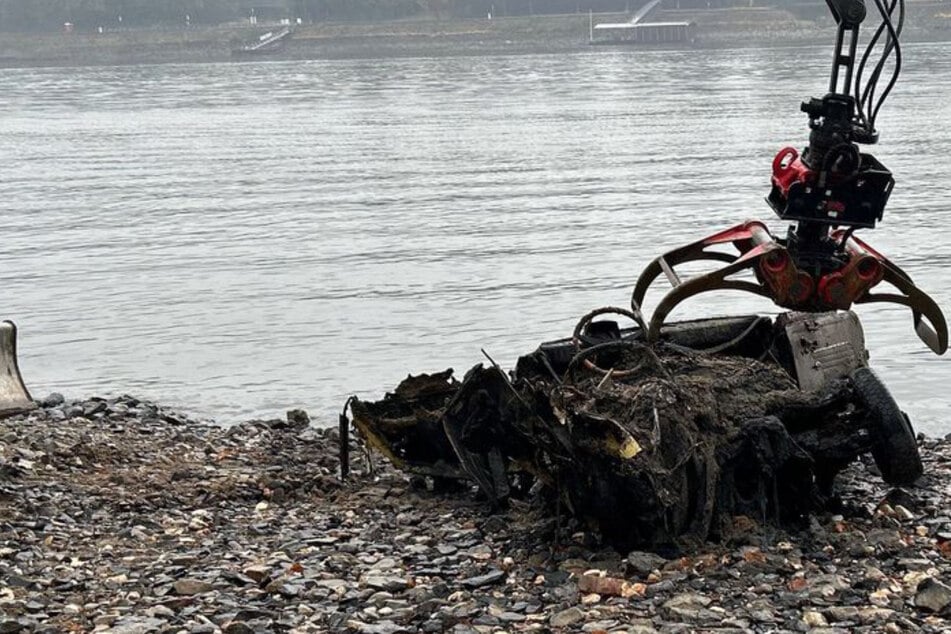 Köln: Fiat-Autowrack mit menschlichen Überresten bei Niedrigwasser im Rhein entdeckt
