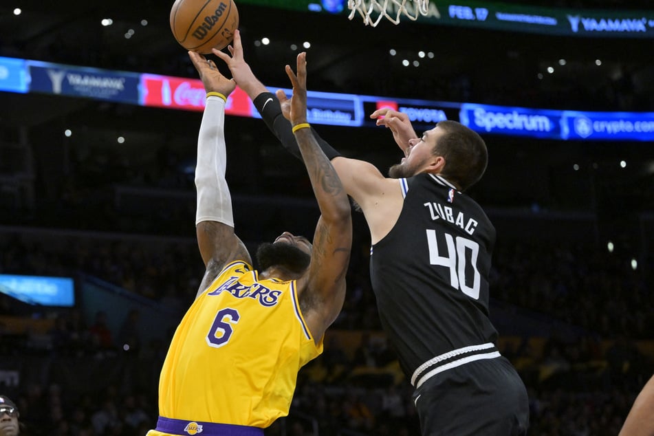 LeBron James (l.) scored 46 points, but the Los Angeles Lakers still lost to the Los Angeles Clippers for the 10th game in a row.