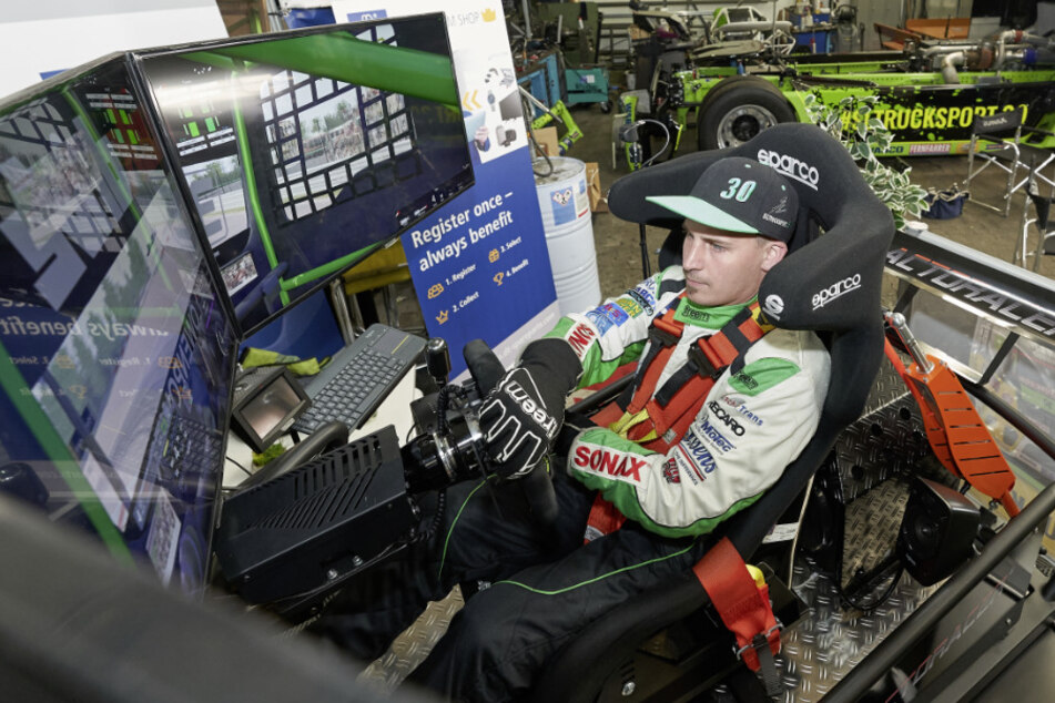 Truckrennfahrer Sascha Lenz trainiert am Simulator. (Archivbild)