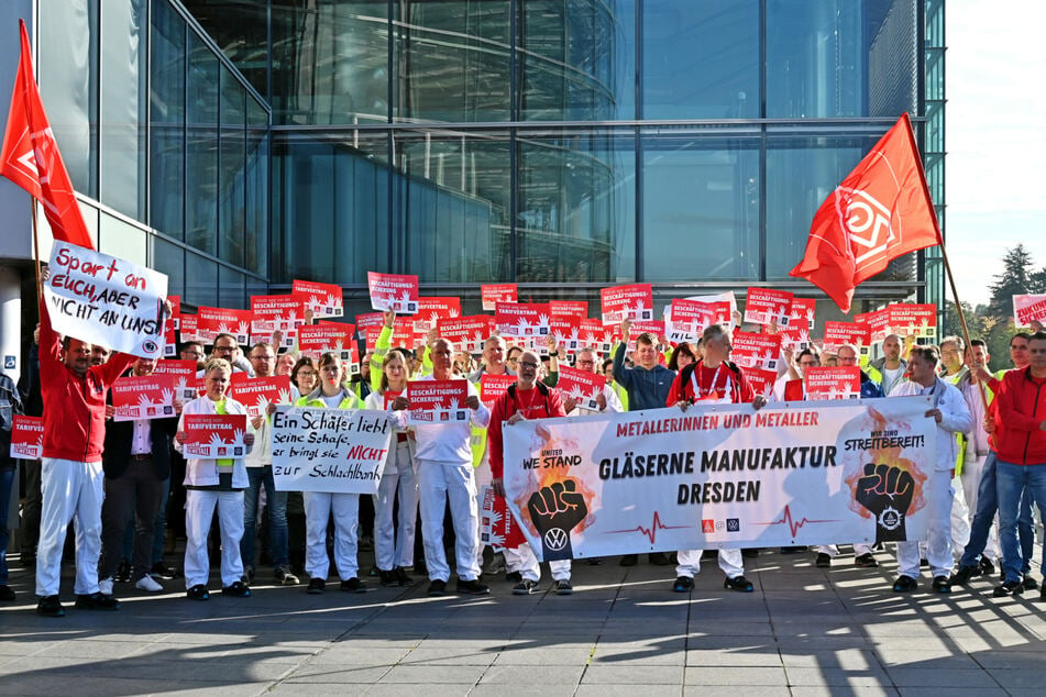 Vor der Gläsernen Manufaktur in Dresden demonstrierten am Montag rund 200 VW-Mitarbeiter.