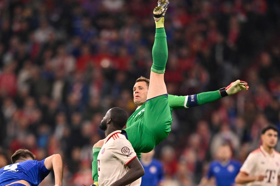 Bei dieser Szene verletzte sich Manuel Neuer (38, oben) am Dienstag.