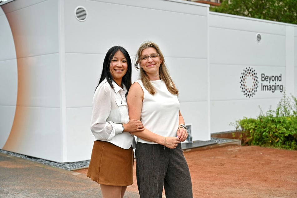Standortleiterin Sabine Landsmann (45, r.) und Thuy Vi Reimann (38), Chefin von "Beyond Imaging", wollen mit mehr und schnelleren Terminen einen Zugewinn für Dresden schaffen.