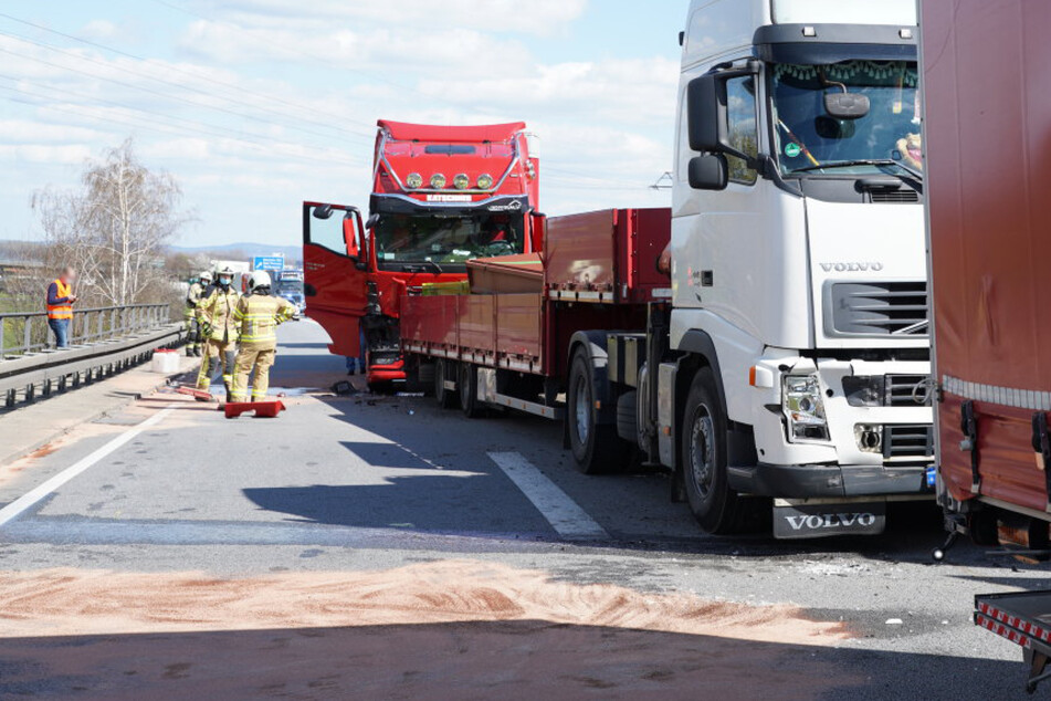 Unfall A4: Crash auf der A4: Drei Lastwagen krachen ineinander und sorgen für Stau