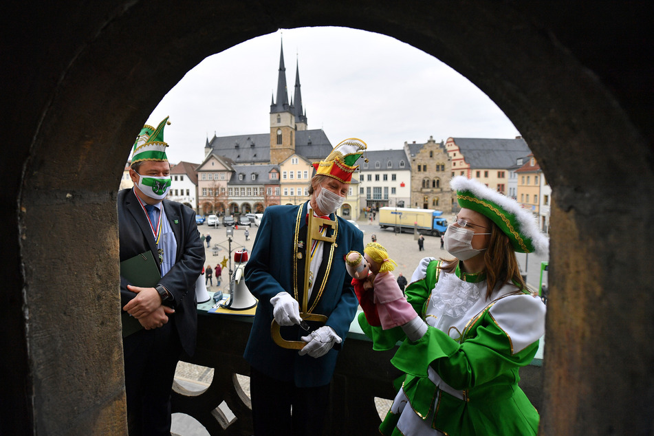 Mit Mundschutz und Narrenkappe: In Saalfeld haben die Karnevalisten das Rathaus erobert.