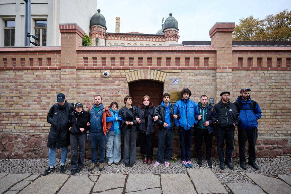 Ein schwer bewaffneter Rechtsextremist hatte 2019 versucht, in die Synagoge einzudringen. Die Studierenden wollten nicht, dass Vertreter der AfD die Gedenkveranstaltung besuchen.